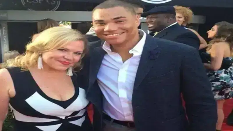 holly rowe salary